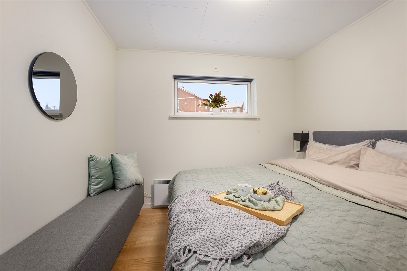 Leiligheten har totalt tre soverom. Dette er det største med plass til dobbeltseng og enkel garderobe. Galleribilde