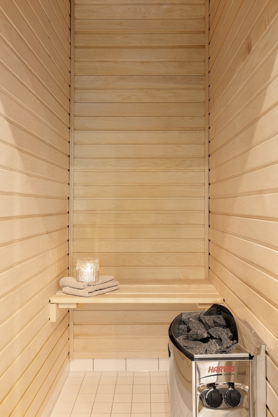 Vegg i vegg med badet finner du en badstue med elektrisk badstueovn, som gir en herlig mulighet for avslapning etter en dag i bakken. Galleribilde