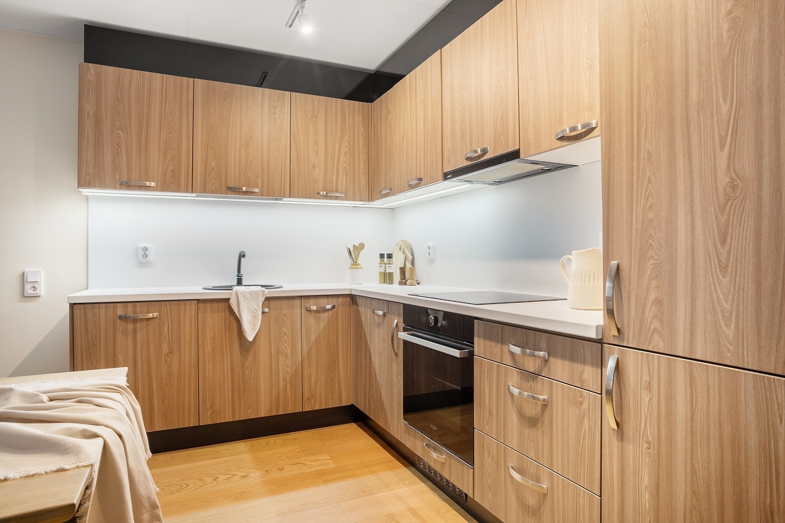 Leiligheten er moderne og har parkett på gulv og slette vegger malt i nøytrale, lyse farger. Galleribilde