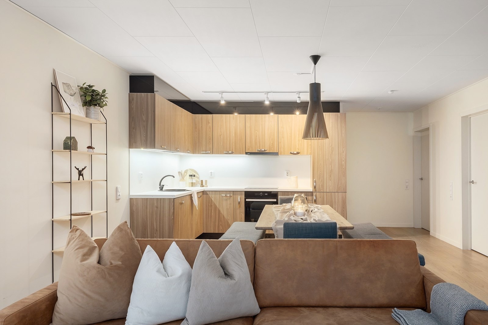 Kjøkkenet er utstyrt med integrerte hvitevarer som oppvaskmaskin, induksjonstopp, stekeovn og kjøl/fryseskap som medfølger handelen. Galleribilde