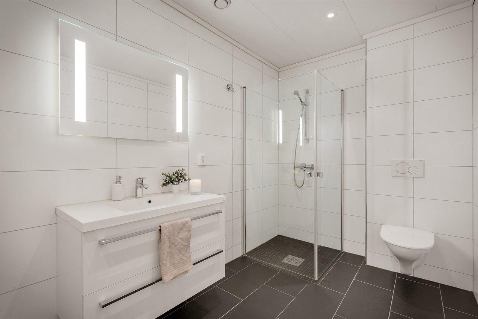 - Badet byr på gode kvaliteter som innfellbare dusjdører, speil med integrert belysning og gode lagringsmuligheter - Galleribilde