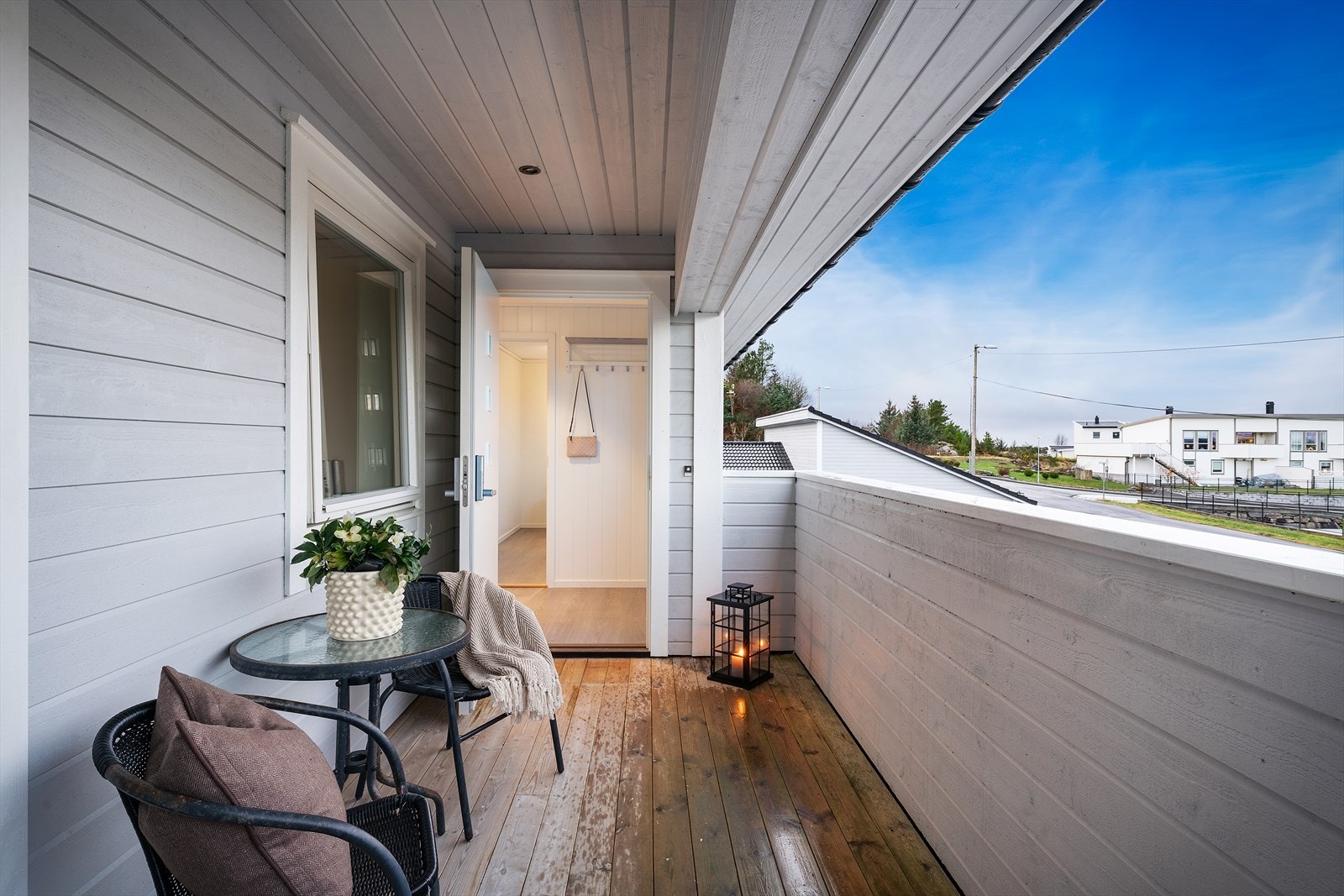 - Hyggelig overbygget inngangsparti med plass til en liten sittegruppe om ønskelig. Merk downlights i himling - Galleribilde