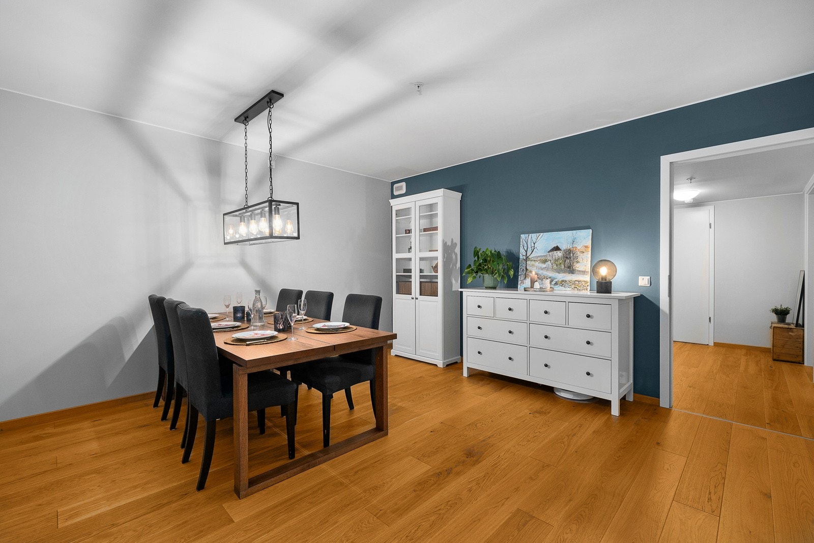 Veggene er slette og malt i en lys og behagelig nyanse, og pen enstavs parkett på gulvet. Galleribilde