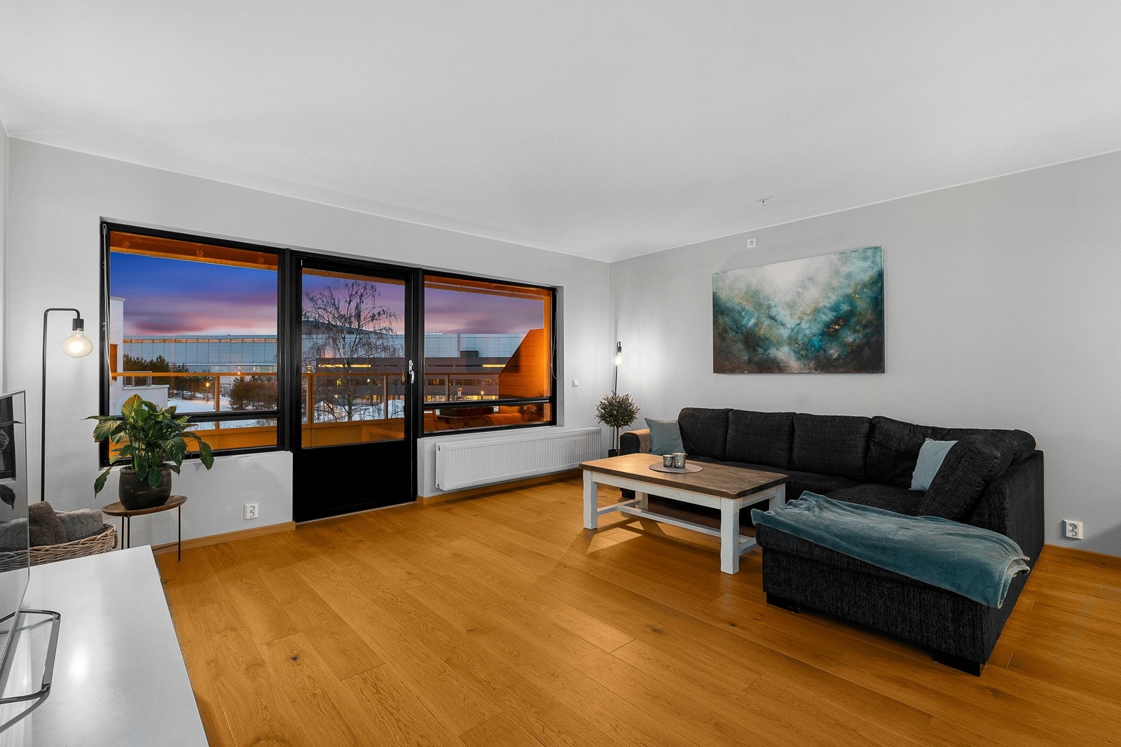 Leiligheten byr på en praktisk planløsning. Fra stuen er det utgang til solrik sydvestvendt balkong Galleribilde