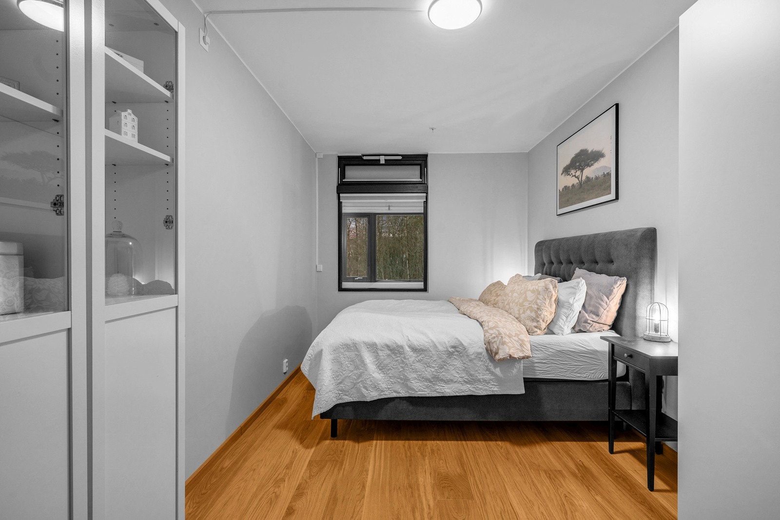 Alle tre soverommene har god plass til seng med tilhørende møblement. Galleribilde