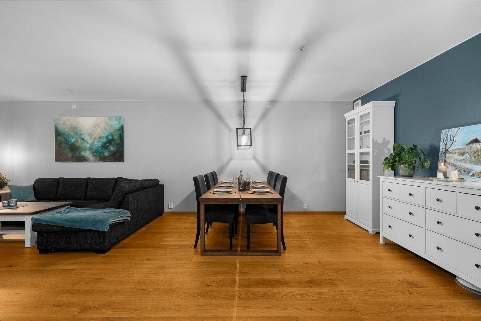 Stuen er romslig, og har god plass til flere møbleringsmuligheter for å skape den stuen du selv ønsker. Galleribilde