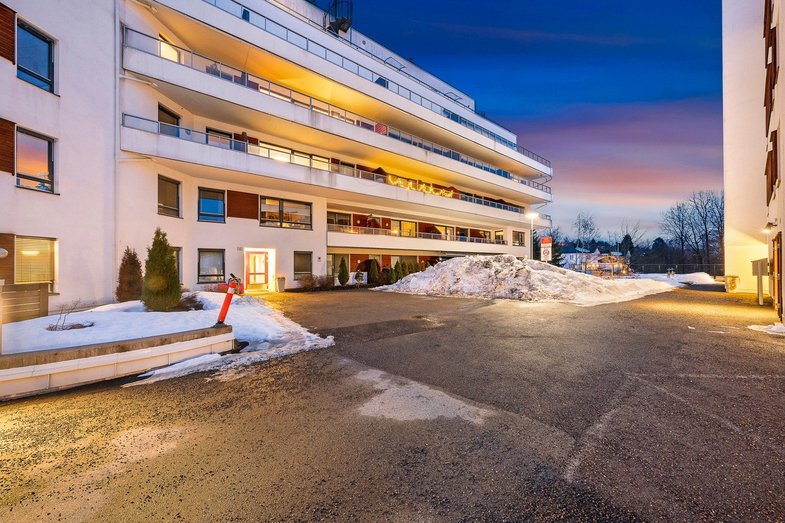 Videre er det busstopp like utenfor leiligheten og gangavstand til Lørenskog stasjon som gjør byen lett tilgjengelig. Herfra betaler man Oslo-takst på kollektivtransport. Galleribilde