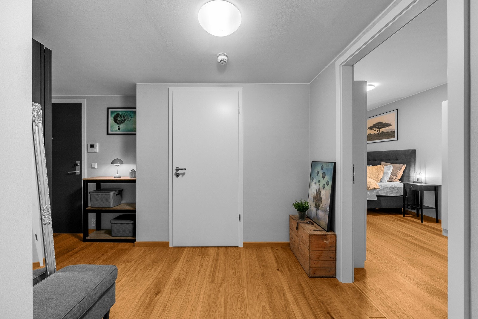 her ønskes du velkommen inn i lys entré med plass til å henge fra seg ytterklær. Det er god plass til entrémøbler av egen ønske. Det er og en innvendig bod for oppbevaring i leiligheten. Galleribilde