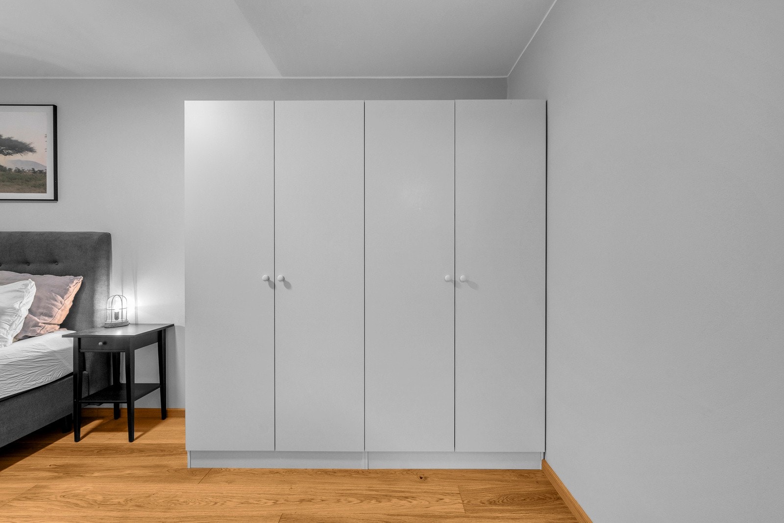 Det er montert garderobeskap på alle tre soverommene. Galleribilde