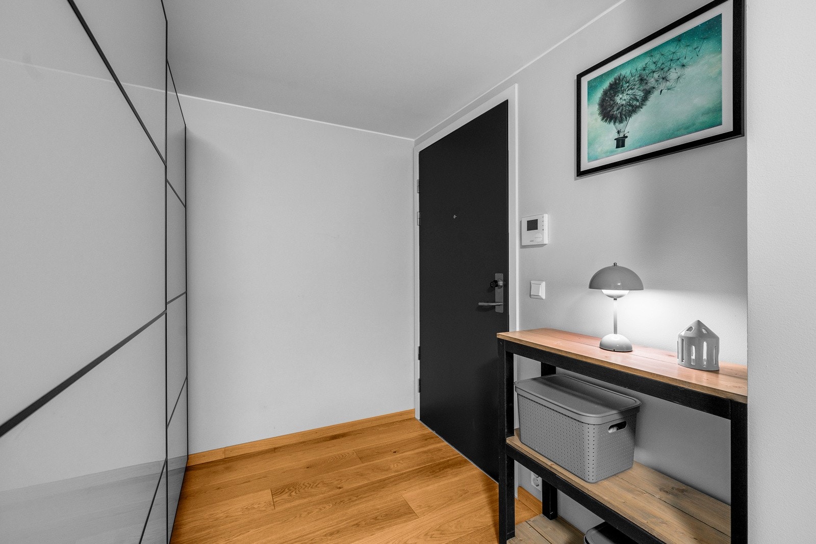 Det er adkomst til leiligheten via felles inngang, med heis eller trappegang opp til fjerde etasje. Galleribilde