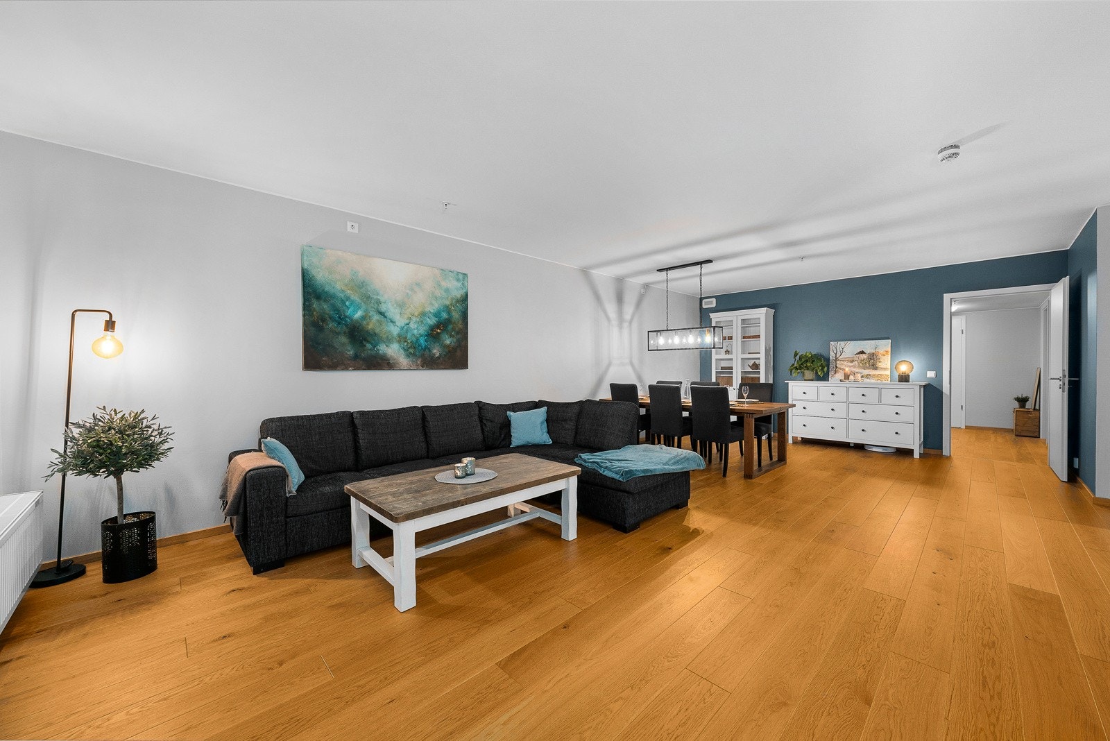 Leiligheten varmes opp via fjernvarmeanlegg med radiatorer. Galleribilde