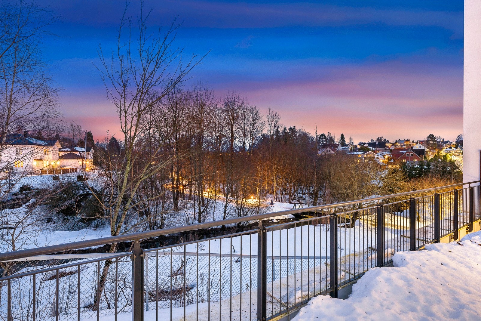 Umiddelbar nærhet til flott tursti som går rett ved sameiets tomt over Ellingsrudelva og videre rundt Langvann. Fra eiendommen er det kort gangavstand til Langvannet med fin, langgrunn badeplass. Her kan du også gå på skøyter om vinteren. Galleribilde