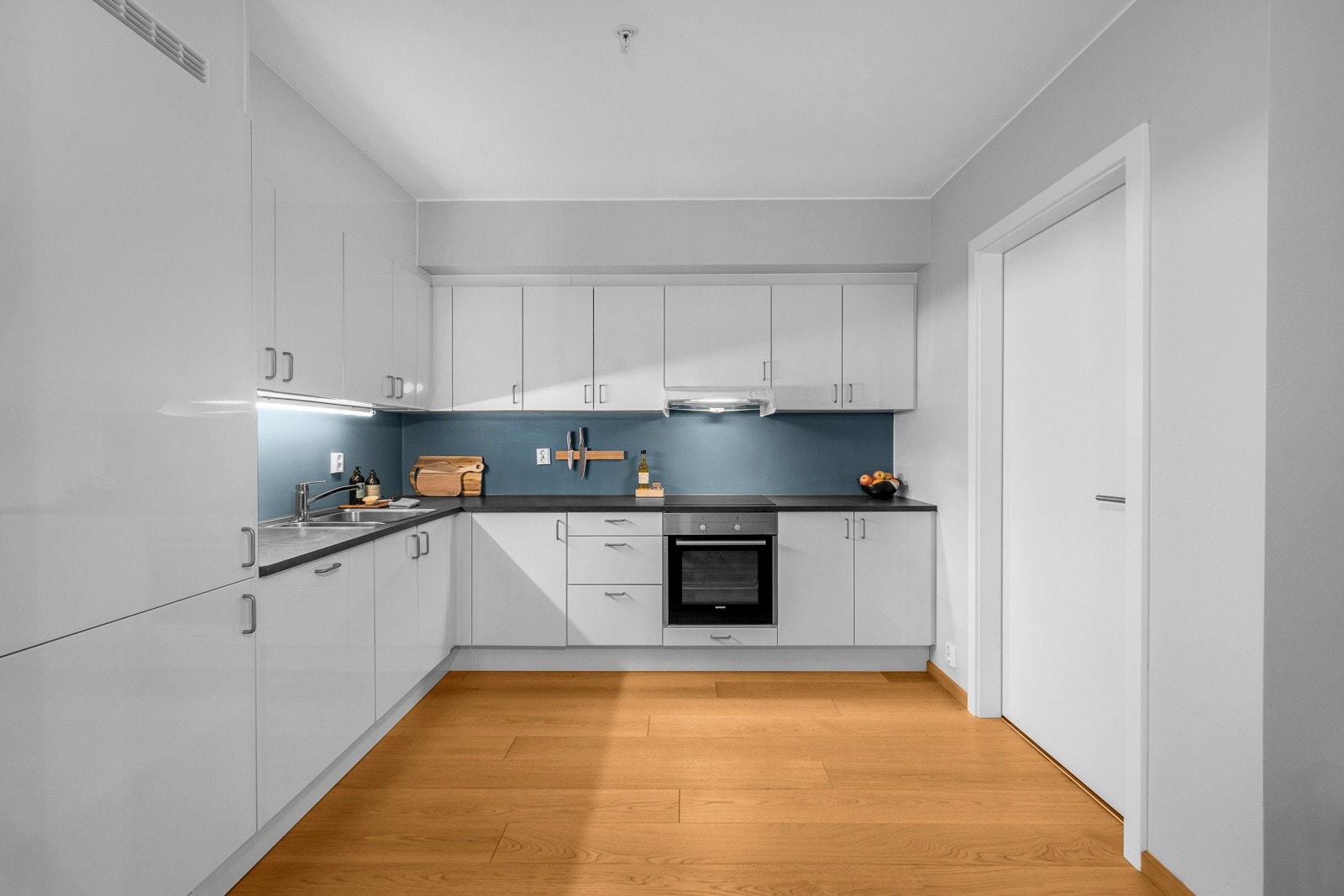 Med en fin intern beliggenhet og holder en gjennomgående god standard ihht. byggeår og materialvalg. Galleribilde