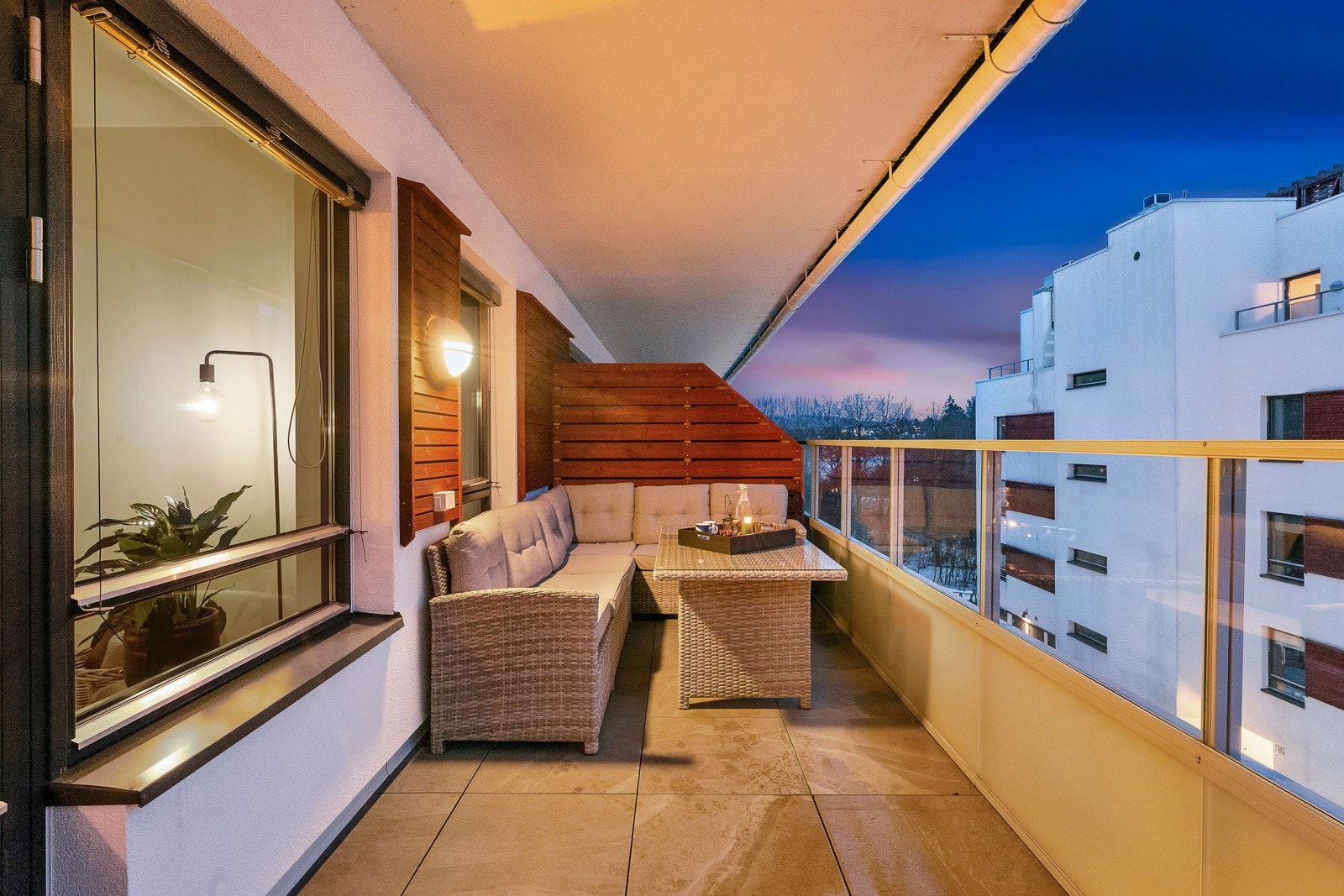 Sydvestvendt balkong i betongkonstruksjon med adkomst fra stue/kjøkken, ca. 13,5 kvm. Galleribilde