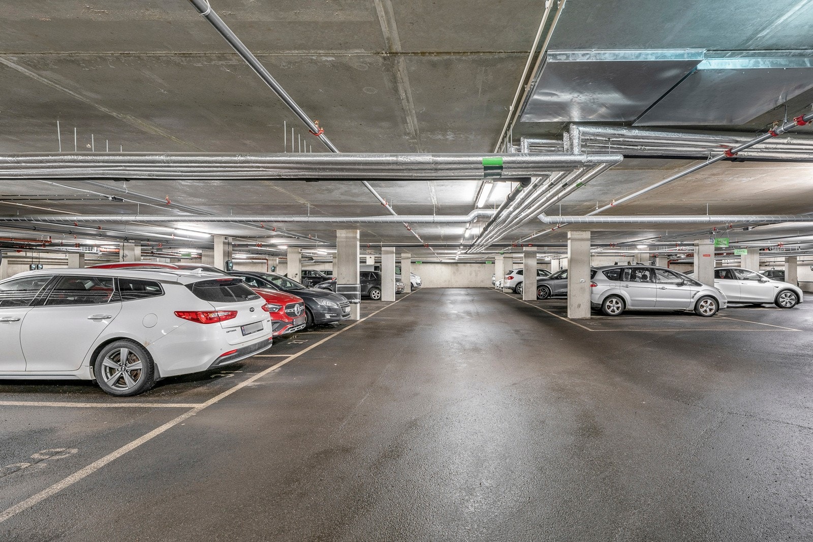 Egen garasjeplass i oppvarmet annlegg. Galleribilde