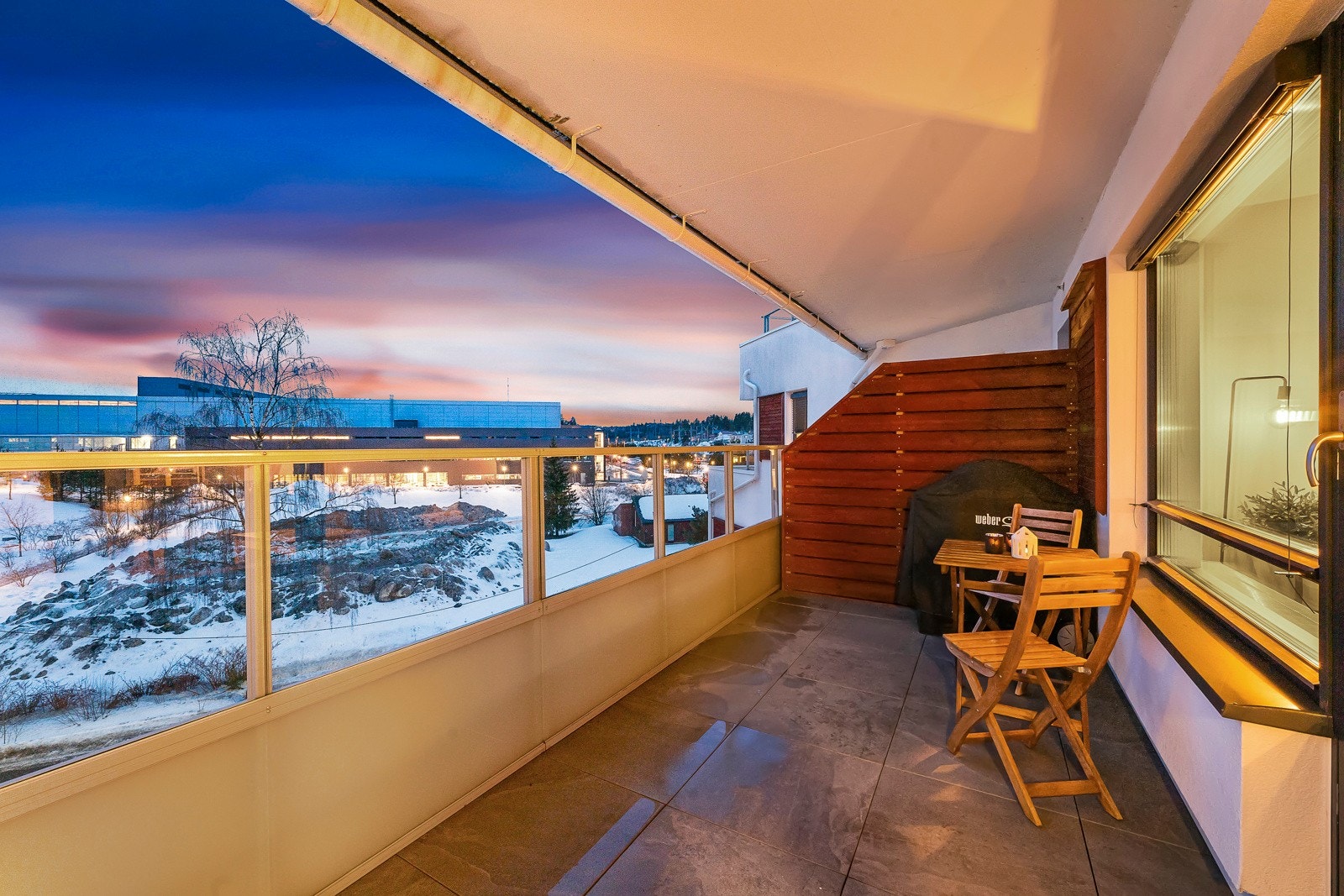 - En lettstelt 4-roms selveierleilighet fra 2018 med solrik balkong og garasjeplass. Galleribilde