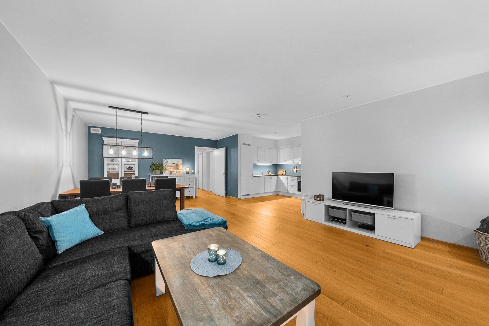 Det er en delvis åpen stue/kjøkken løsning med god plass til spisebord. Galleribilde