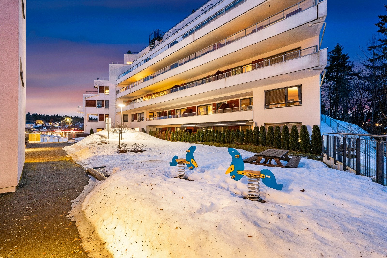 Dagligvarehandelen kan gjøres på Rema 1000 Lørenskog Stasjonsby eller Joker Skårerveien. Kjører du til Lørenskog sentrum finner du både Metro Senter og Triaden senter, som har et godt utvalg av det du skulle trenge i hverdagen. Galleribilde