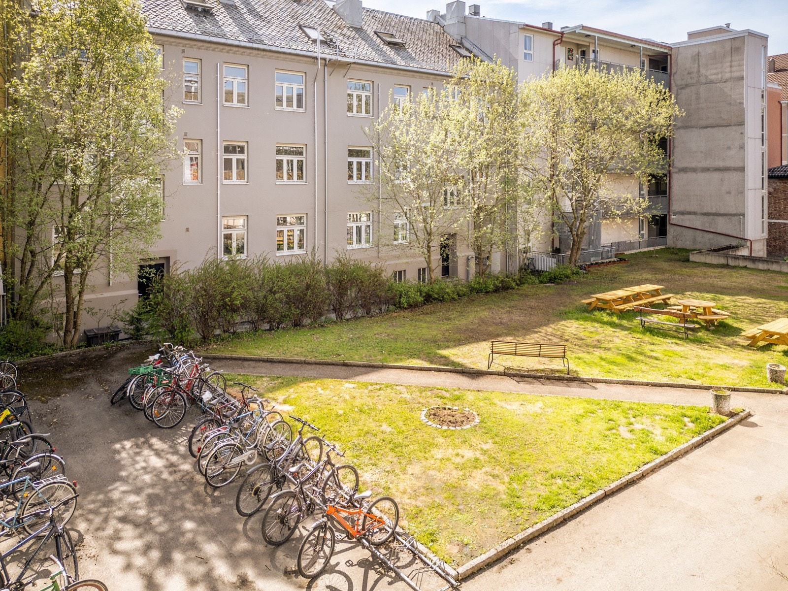 Boligen er en del av sameiet Frostaveien 4, som består av 19 selveierleiligheter. Sameiet har fine fellesarealer med sykkelparkering i bakgården. Galleribilde