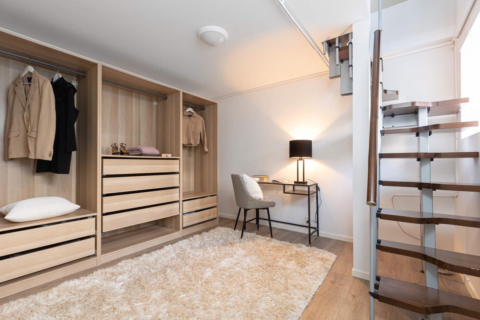 Ned trappen til underetasjen ankommer man det som i dag benyttes som garderobe og kontor, men som også fint kan benyttes som gjesterom eller barnerom. Galleribilde