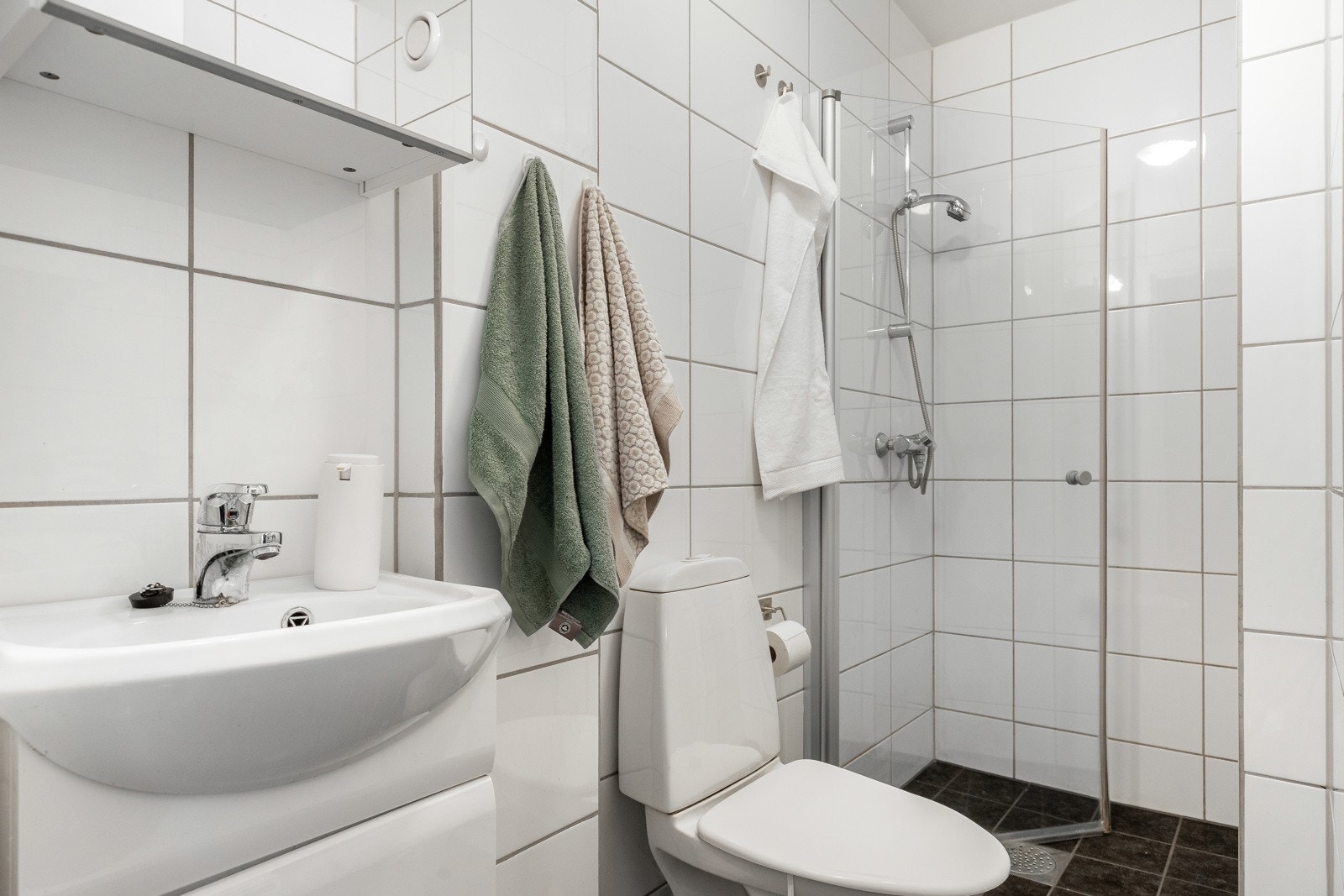 Badet ble pusset opp i 2011 med nye fliser på vegger og gulv. Galleribilde