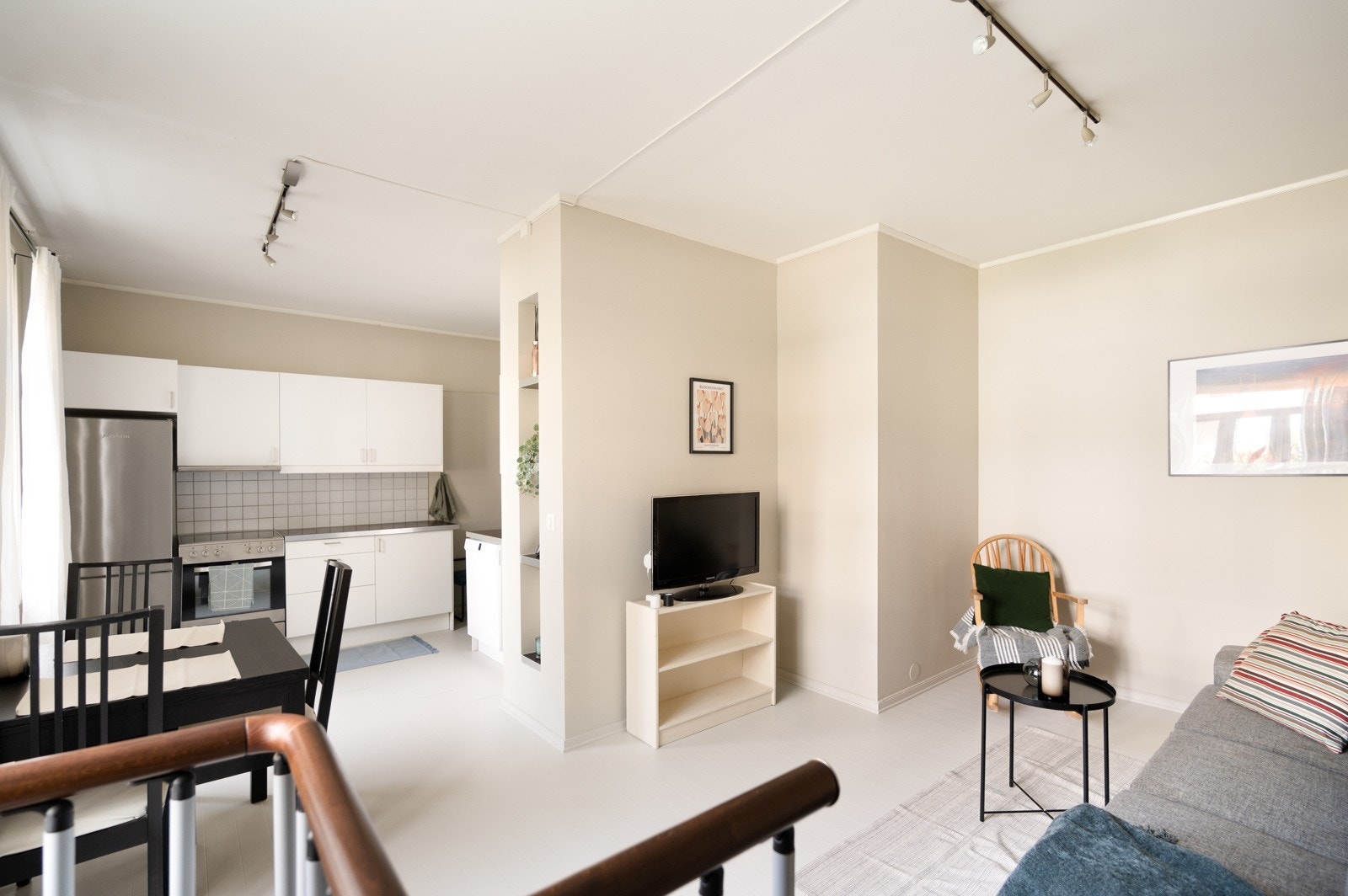 Videre innover i leiligheten har du en lys og luftig stue. Galleribilde