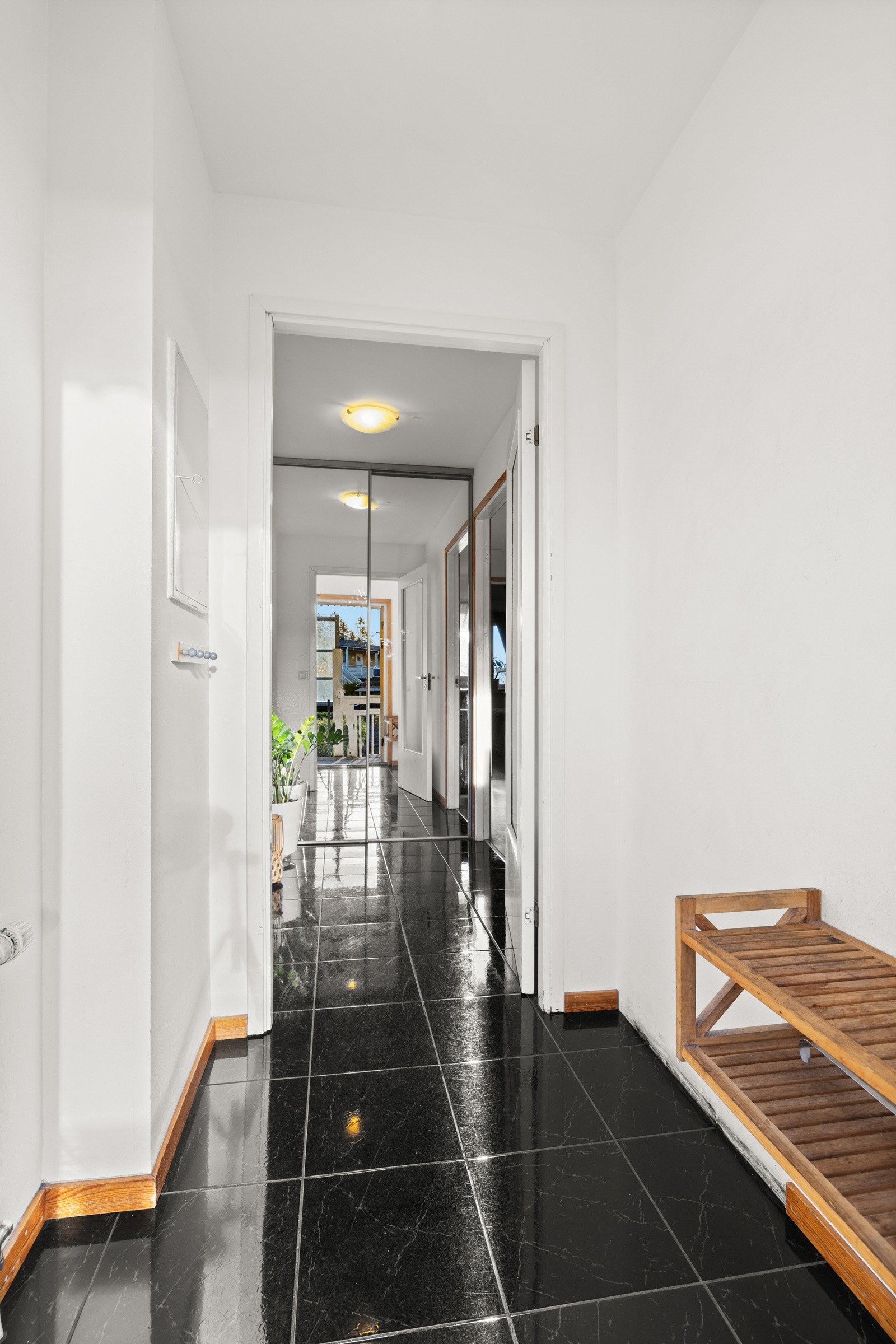 Leiligheten har en romslig entré/gang, utstyrt med praktisk skyvedørsgarderobe. Galleribilde