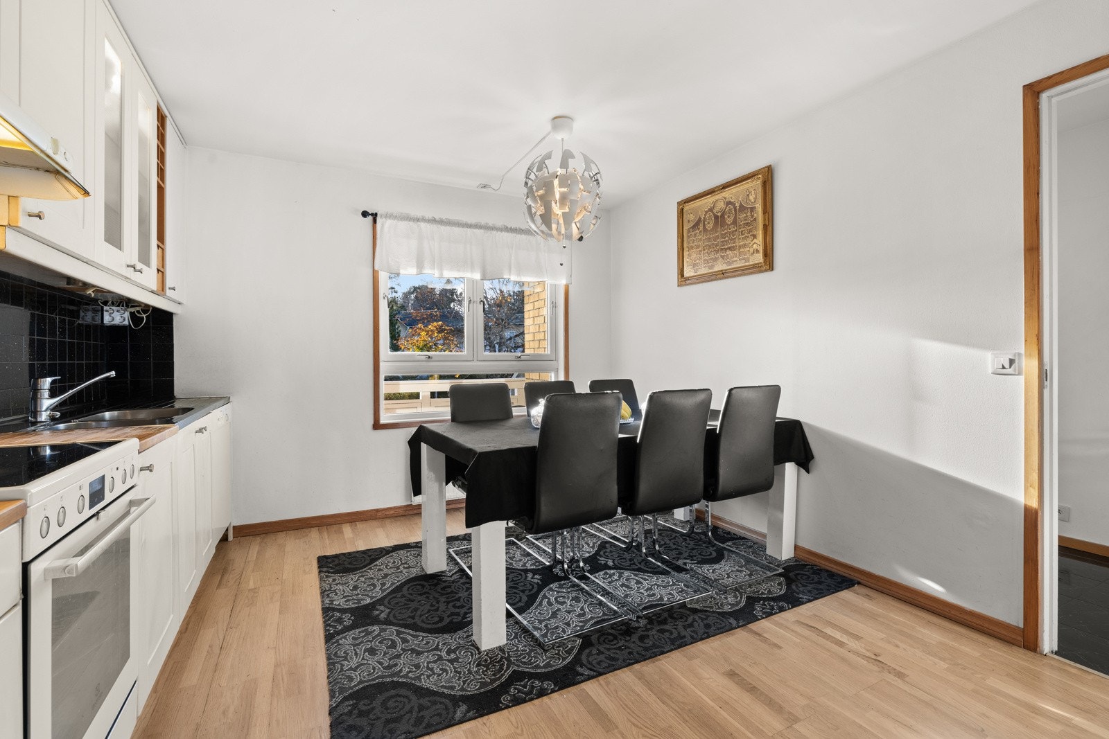 Kjøkkenets romslige karakter gir god plass til stort spisebord, perfekt til å invitere venner og familie på hyggelige måltider. Galleribilde
