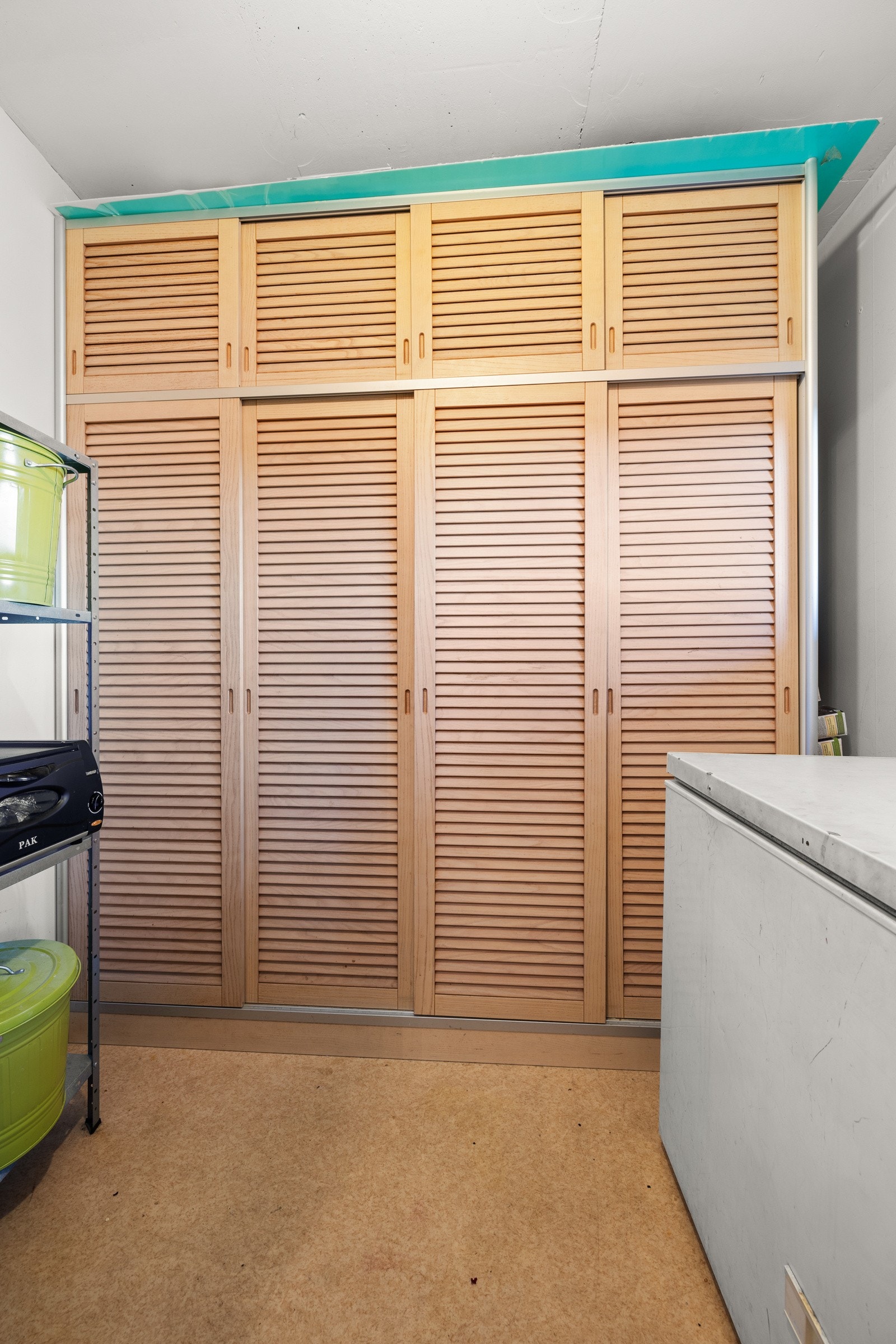 Boden er perfekt til etablering av walk-in garderobe, og er utstyrt med skyvedørsgarderobe med god plass til lagring av klær og utstyr. Galleribilde