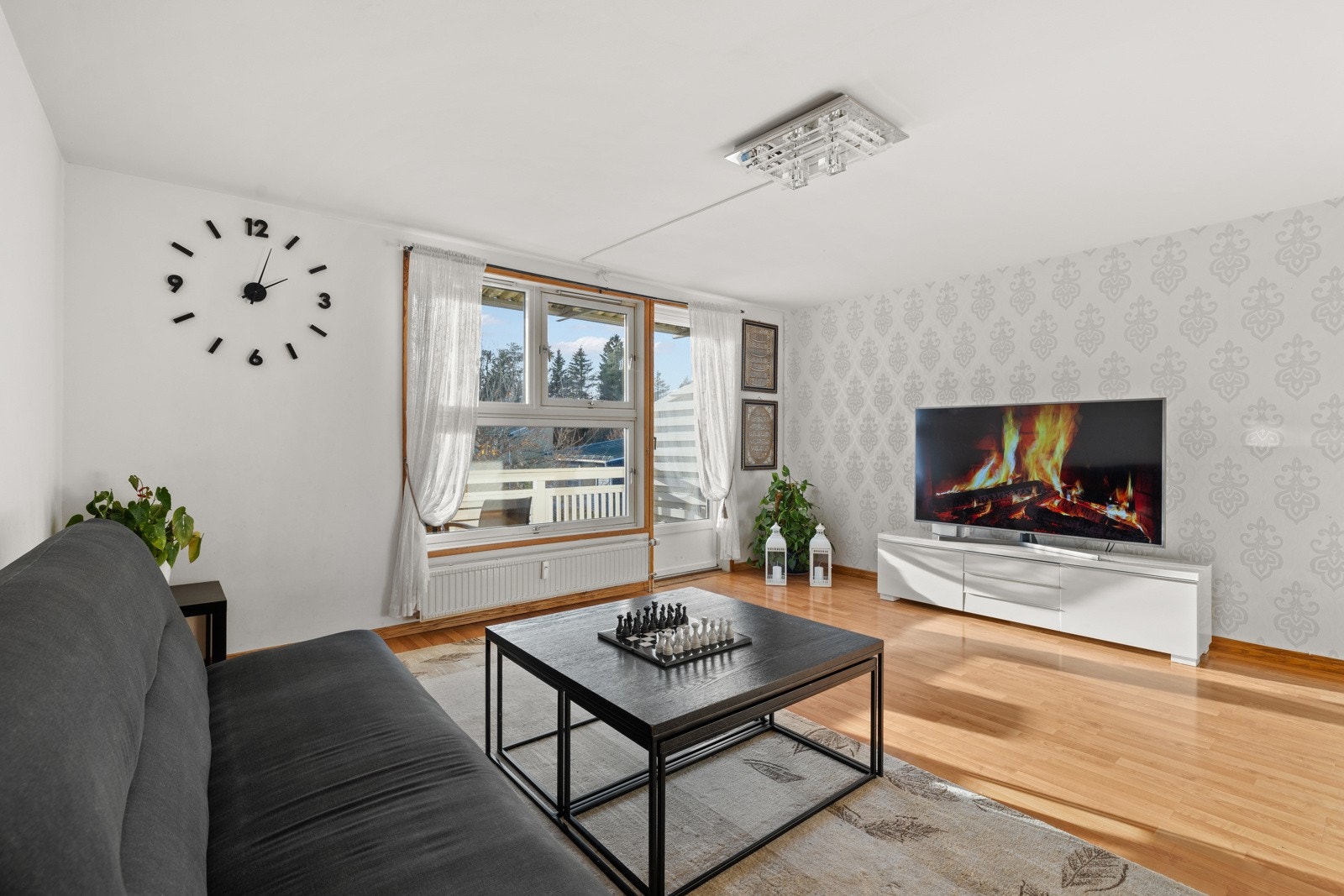 Fra stuen har du utgang til sydvestvendt balkong på ca. 10 m², som utgjør en herlig forlengelse av boarealet på godværsdager. Galleribilde