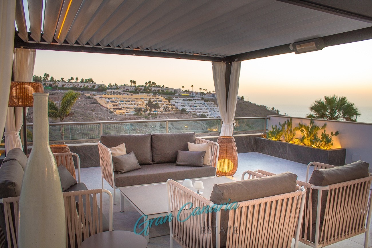 Lounge område med lekre flislagte bed (m/selvvanningssystem og integrert LED-belysning) Galleribilde