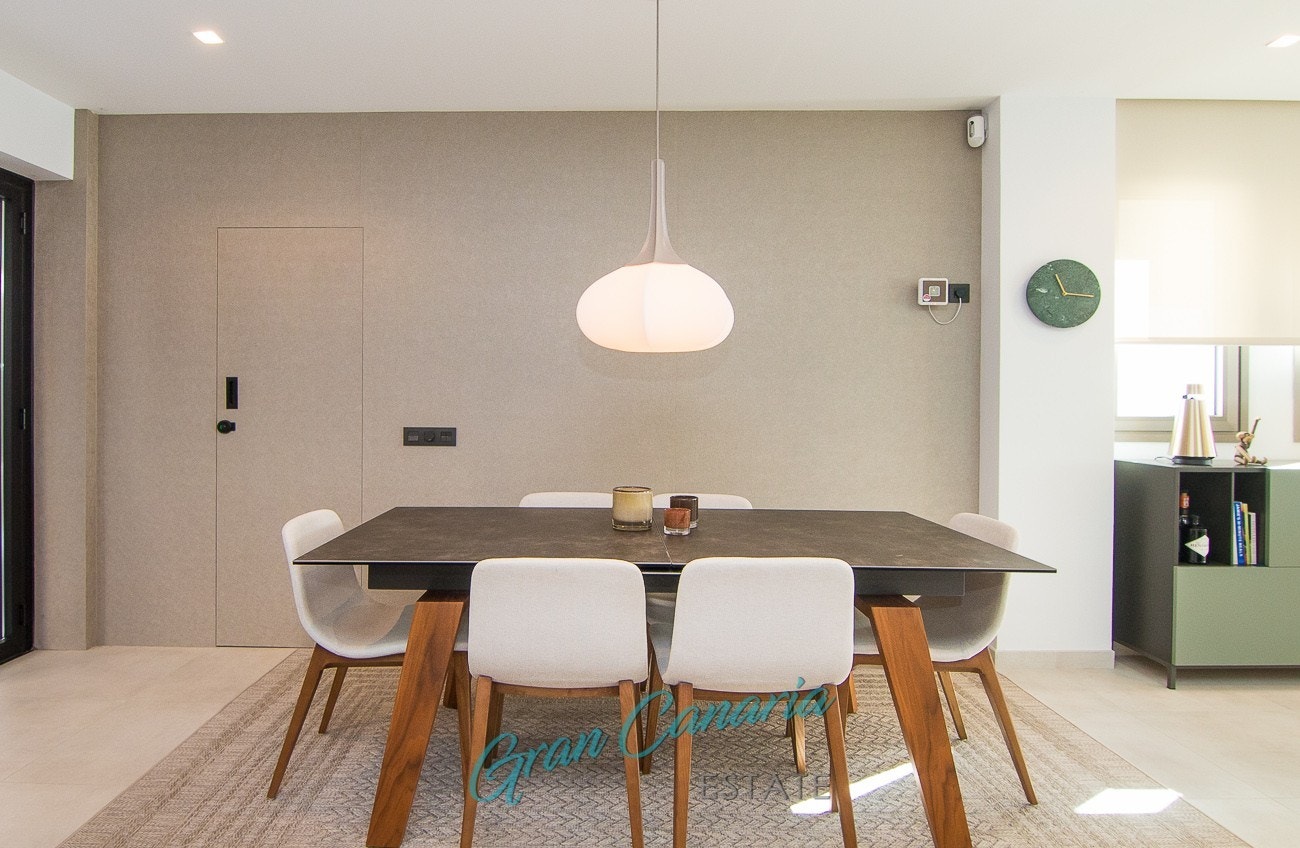 "Hemmelig" dør til et nylig påbygget bad med toalett og vask på hovedplanet (kommer i tillegg til badene i 2. etg og underetg.) Galleribilde