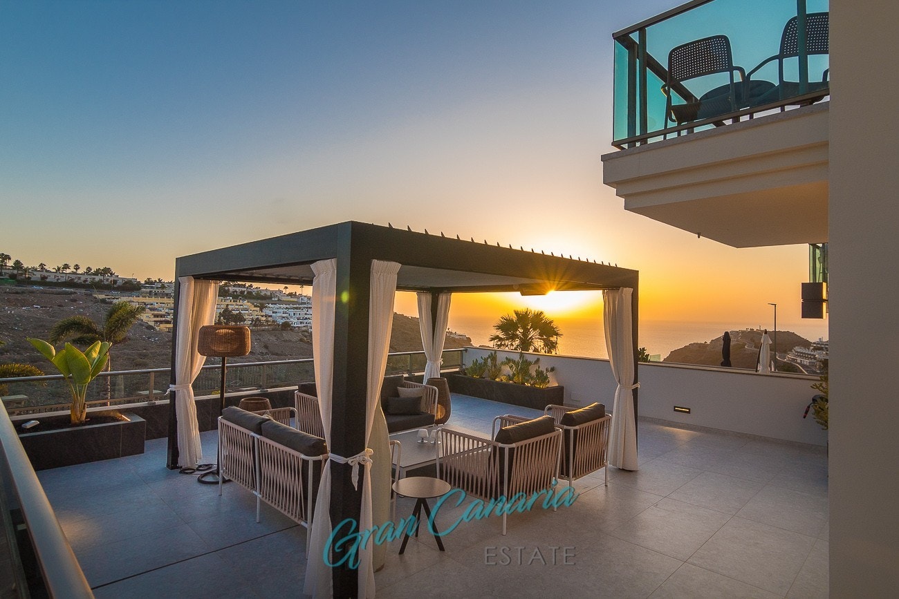 Lounge område med lekre flislagte bed (m/selvvanningssystem og integrert LED-belysning) Galleribilde