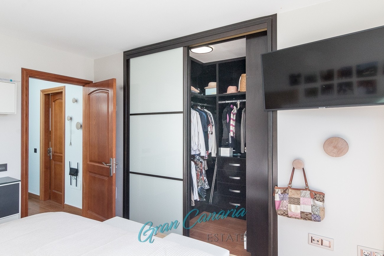 Soverom 1 har tv og Walk in closet med skyvedør Galleribilde