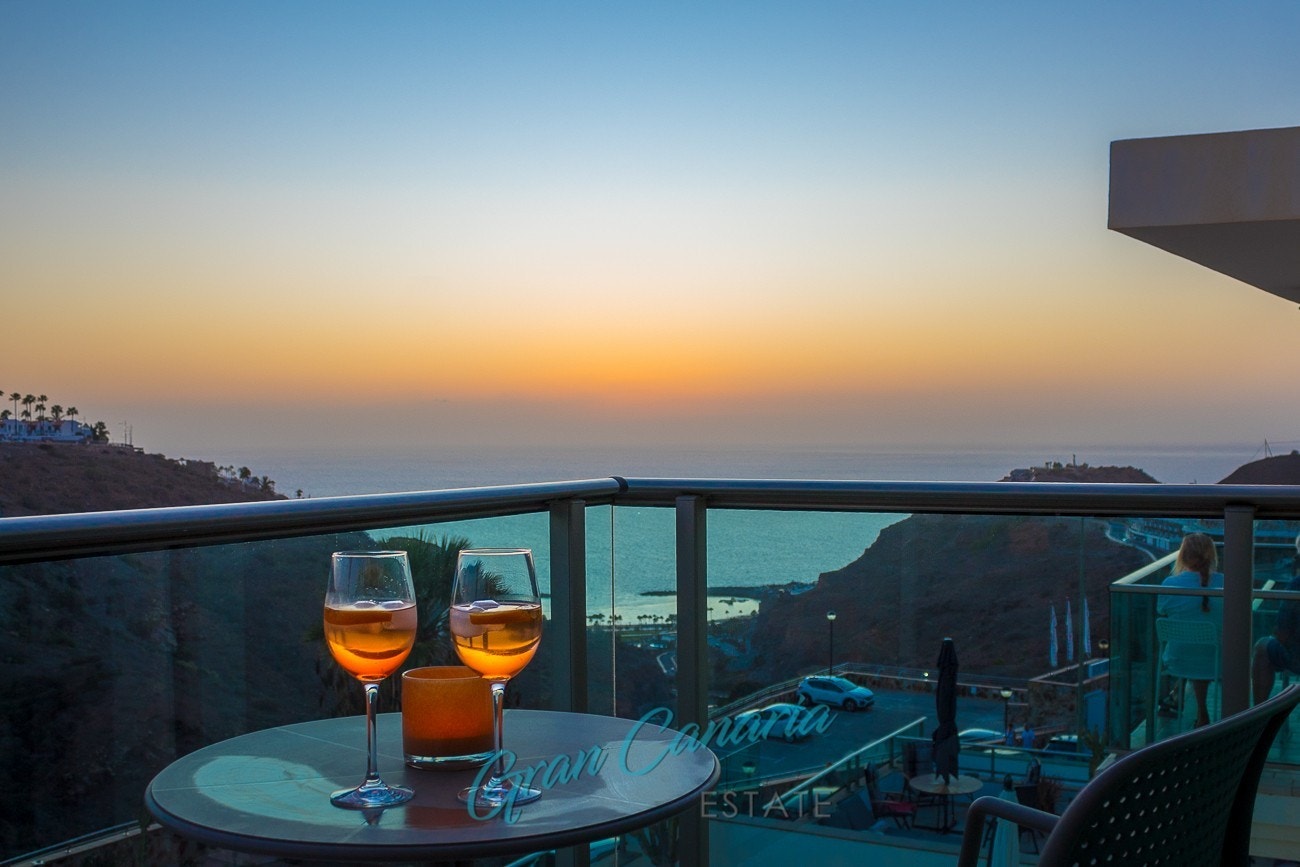 Stemningsfylt å nyte noe godt å drikke fra balkongen i 2. etasje og se solen gå ned i havet Galleribilde