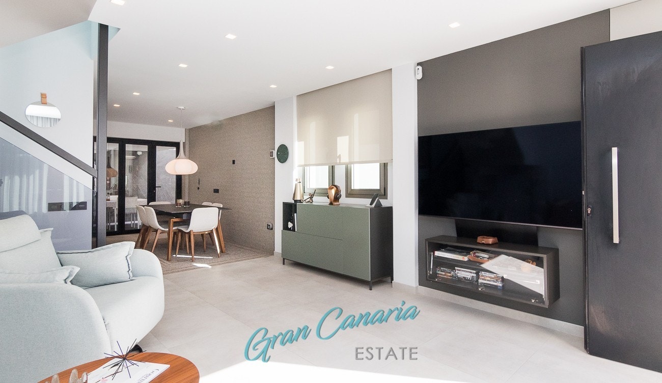 Stue mot spiseplass inne ved kjøkkenet Galleribilde