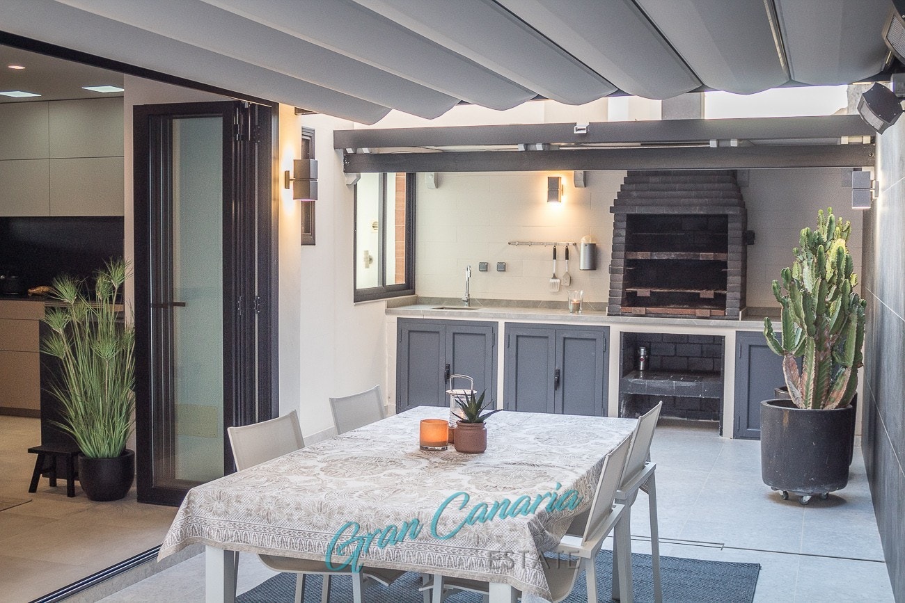 Utekjøkken med peis/grill Galleribilde