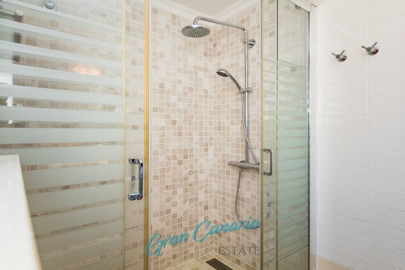 Nydelig oppgradert bad i 2. etasje med mosaikk fliser i dusj Galleribilde