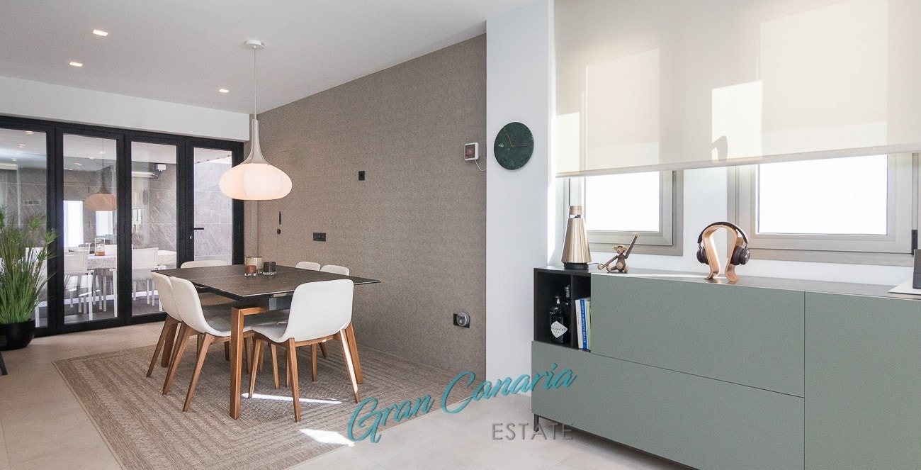 Direkte utgang fra kjøkkenet med eksklusiv skyvedør til overbygget terrasse med pergola på deler av uteområdet Galleribilde