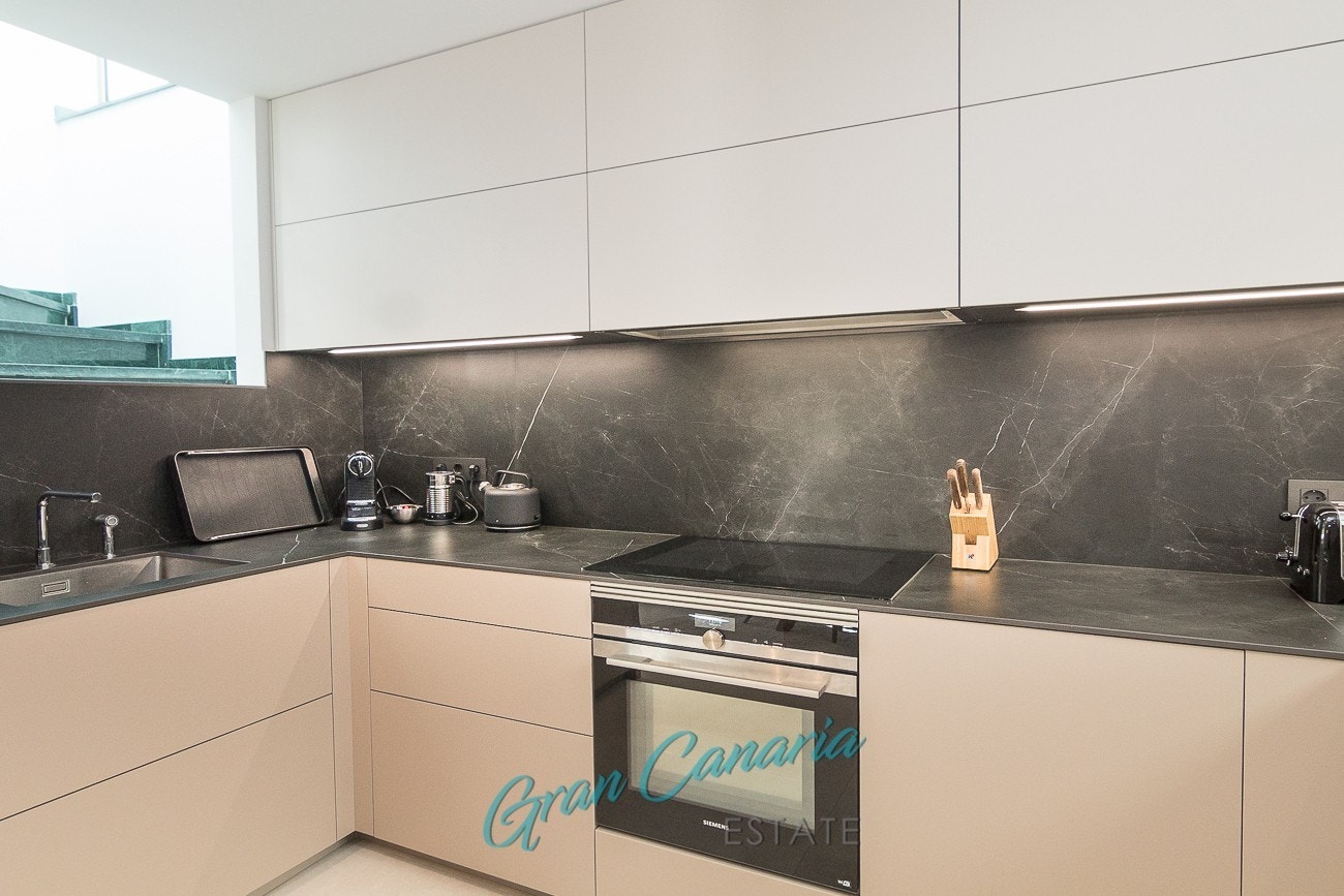 Benkeplate og backsplash i høykvalitets Silestone. Kombinert stekeovn/mikro fra Siemens. Galleribilde