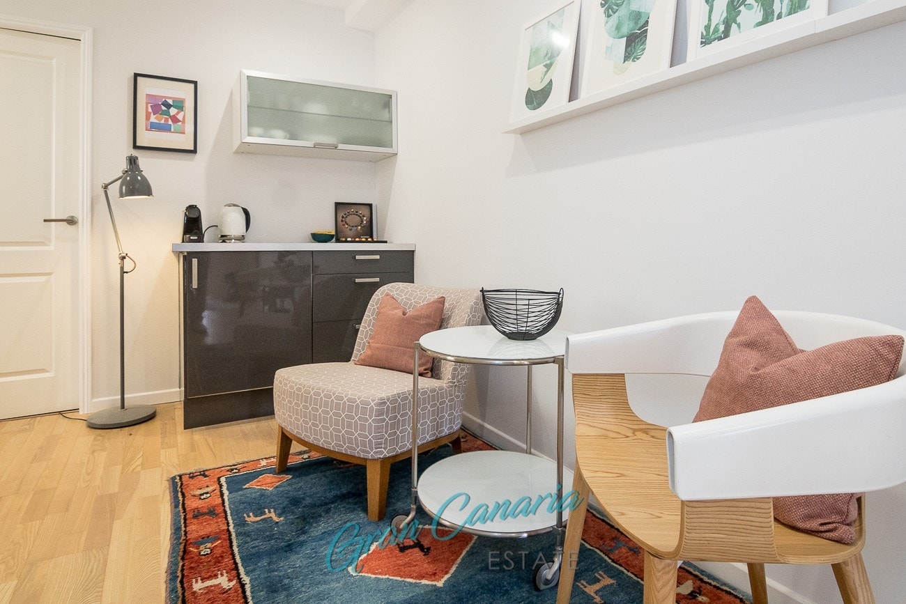 Her er det et tekjøkken med et lite kjøleskap for forfriskninger Galleribilde