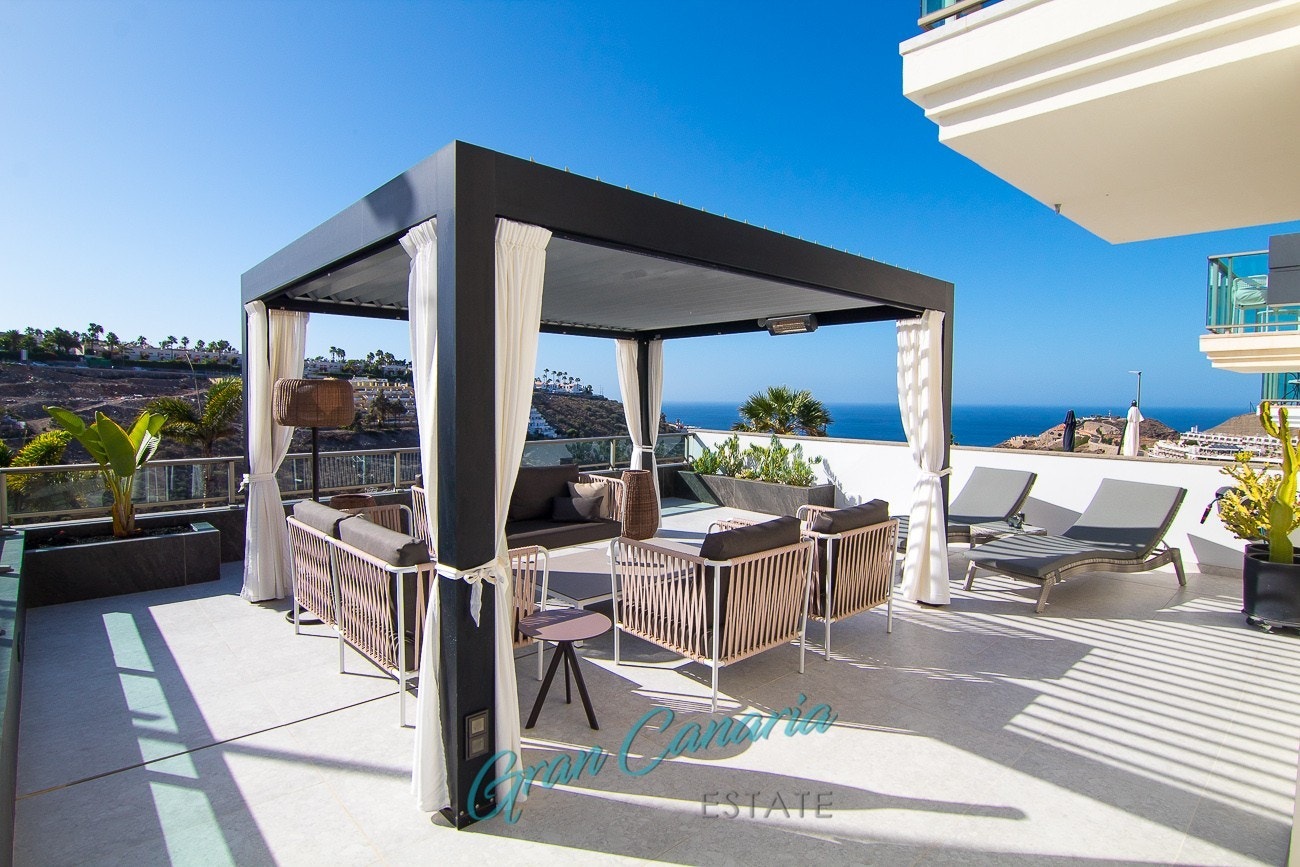 Lounge område med lekre flislagte bed (m/selvvanningssystem og integrert LED-belysning) Galleribilde