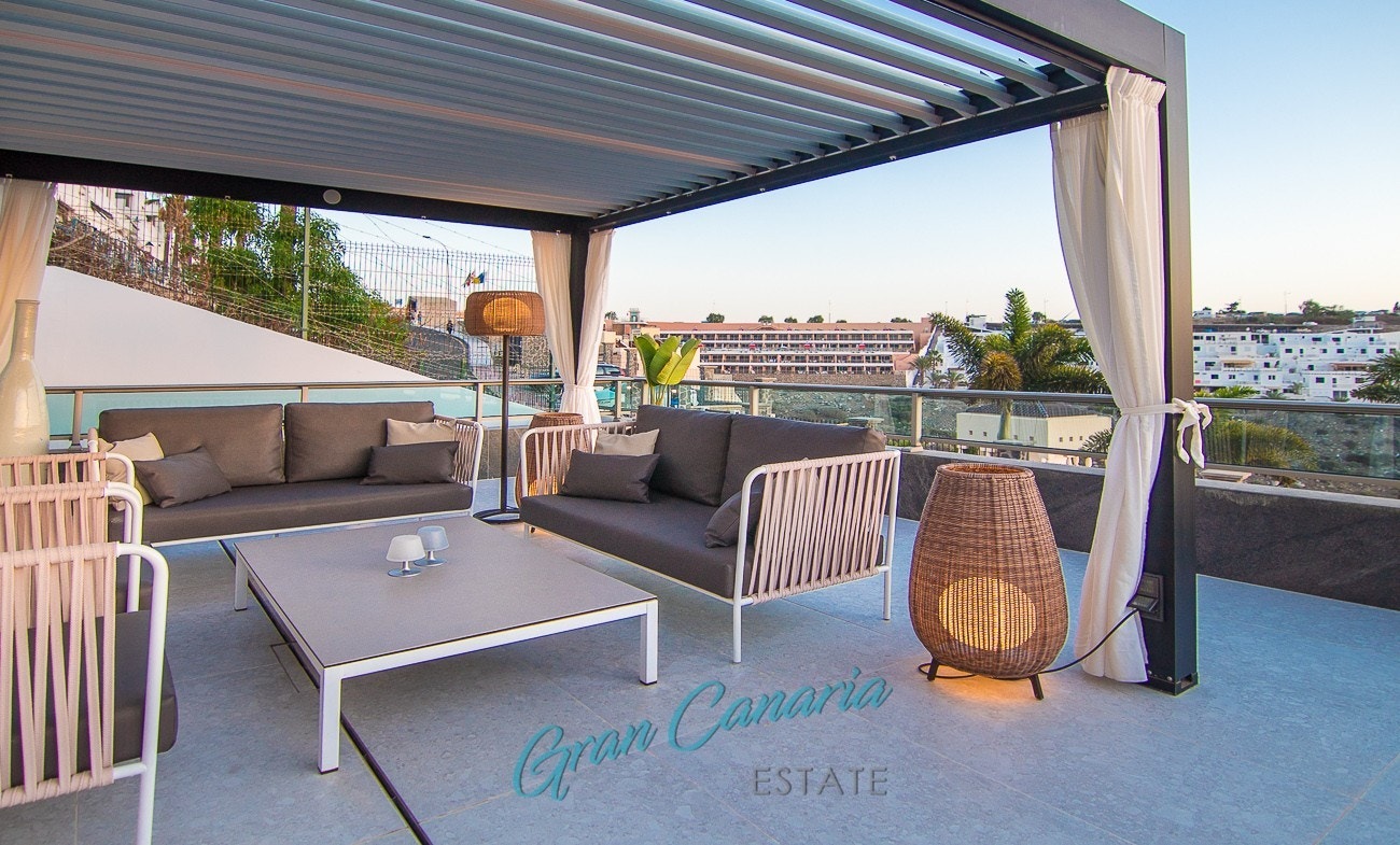 Pergola med spiler som kan åpnes/lukkes ved behov Galleribilde