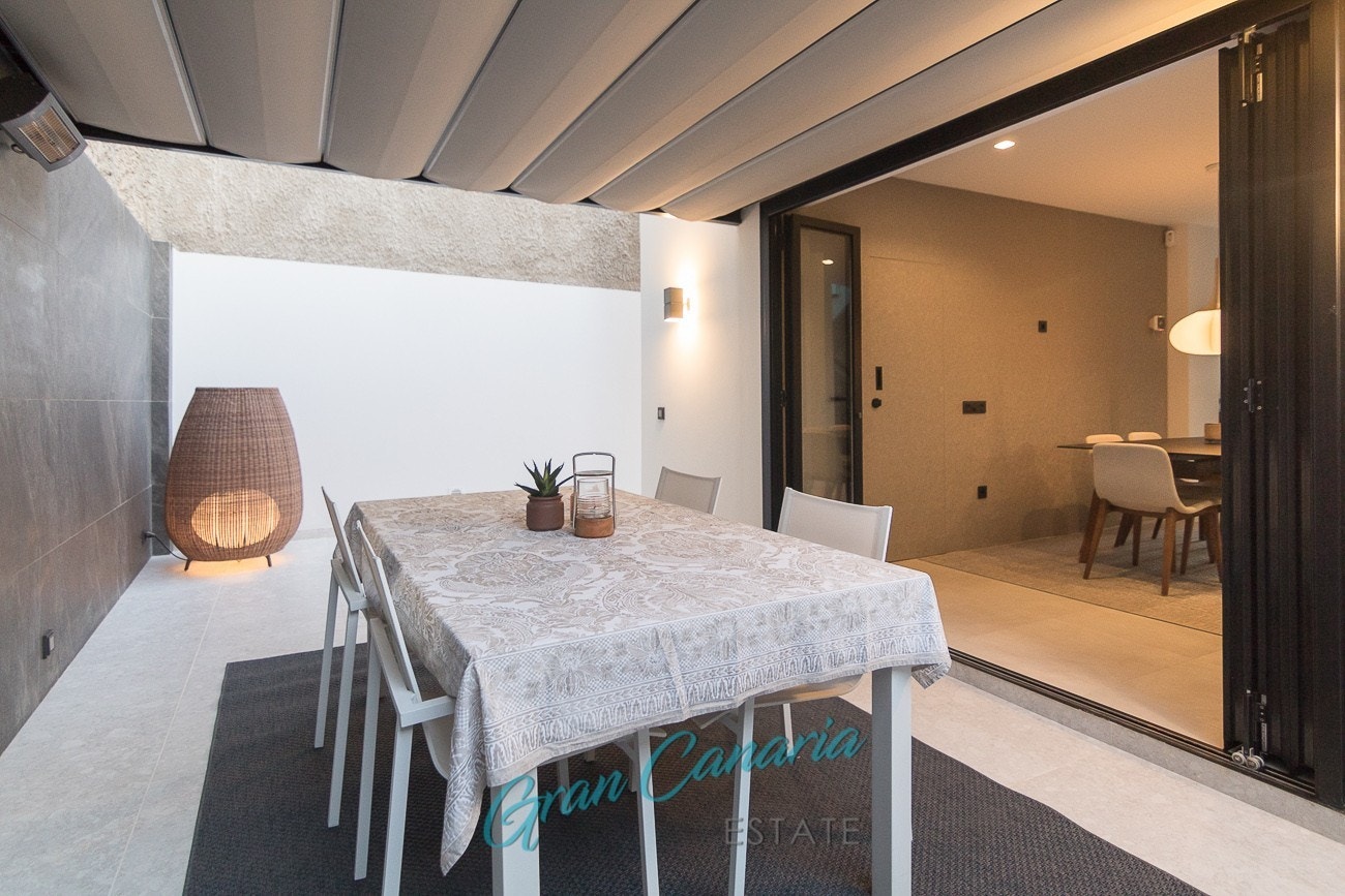 Hyggelig med uttrekkbart spisebord. Her er det lett plass til 12 personer når bordet er trukket ut Galleribilde