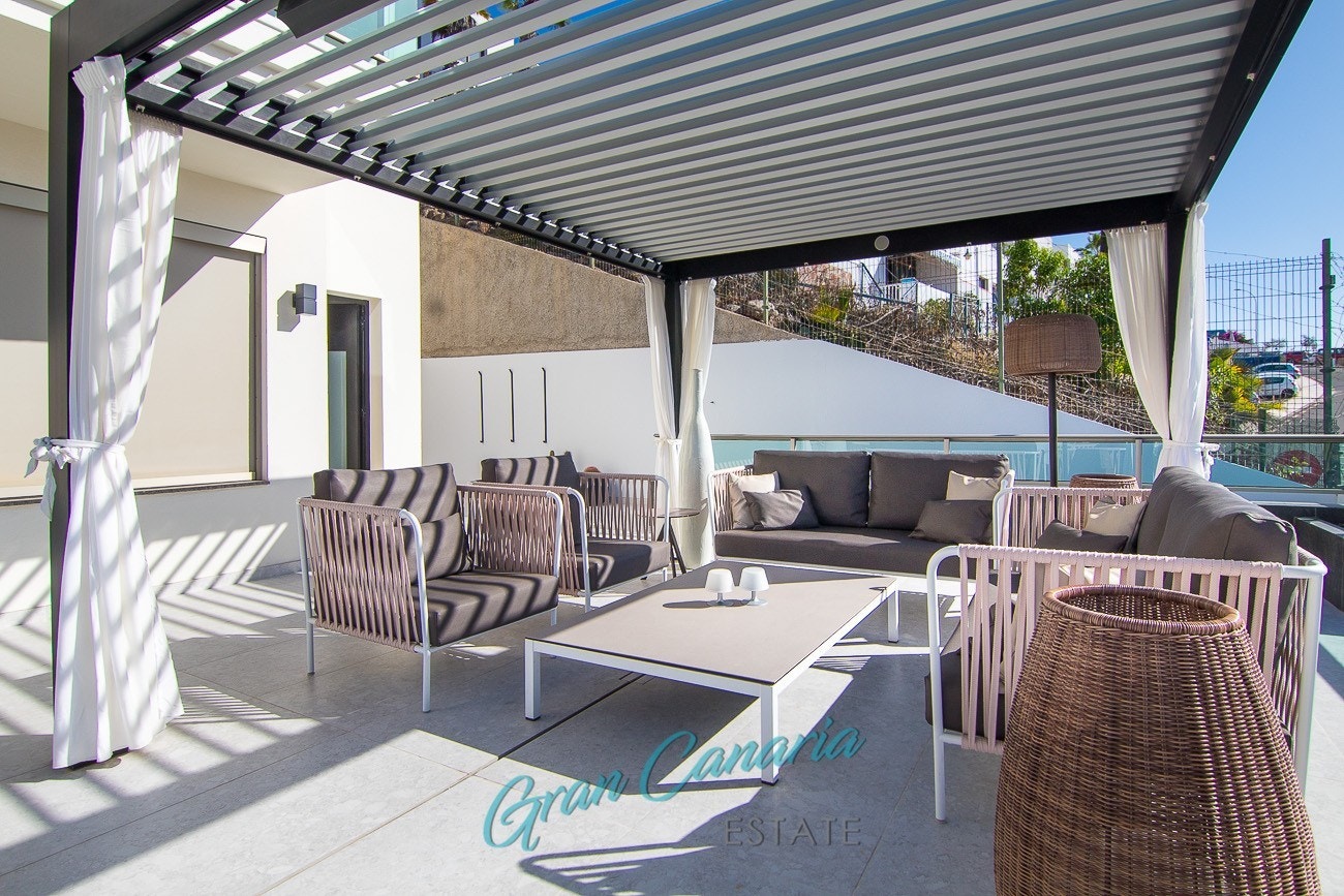 God plass på fremsiden med nydelig havutsikt Galleribilde