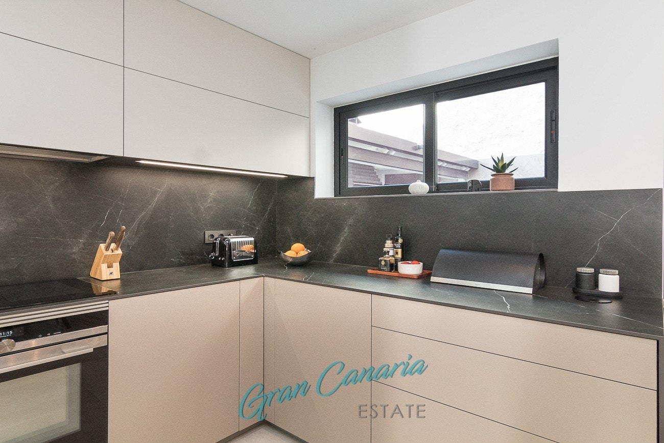 Skuffer med push-funksjon og overskap med soft-close Galleribilde