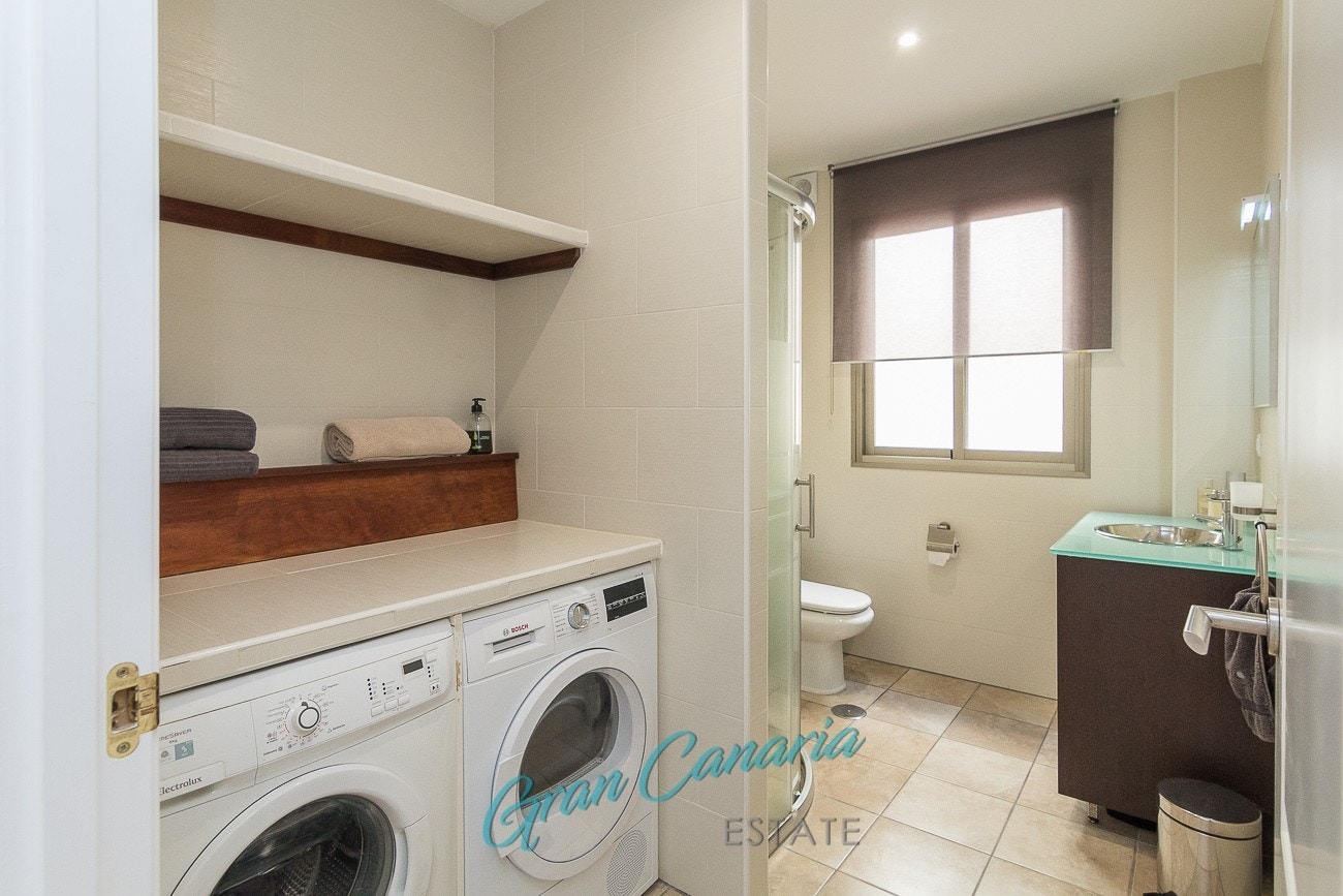 Bad/vaskerom i underetasje med dusj og vask Galleribilde