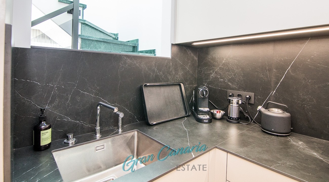 Underlimt vask. Ingen kant som fanger smuler eller fukt Galleribilde