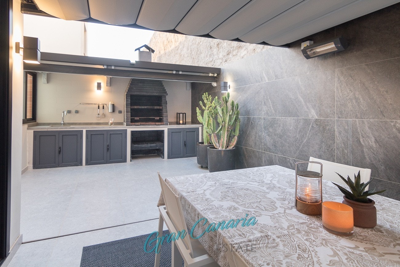 Lekker flislagt vegg og hyggelig spiseplass bak huset Galleribilde