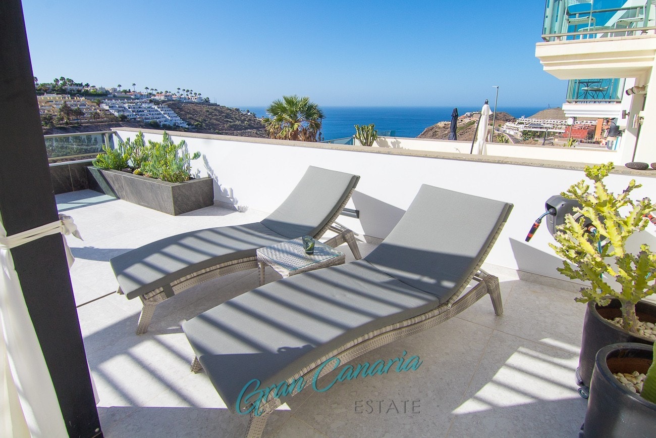 God plass på fremsiden med gode solforhold og nydelig havutsikt Galleribilde